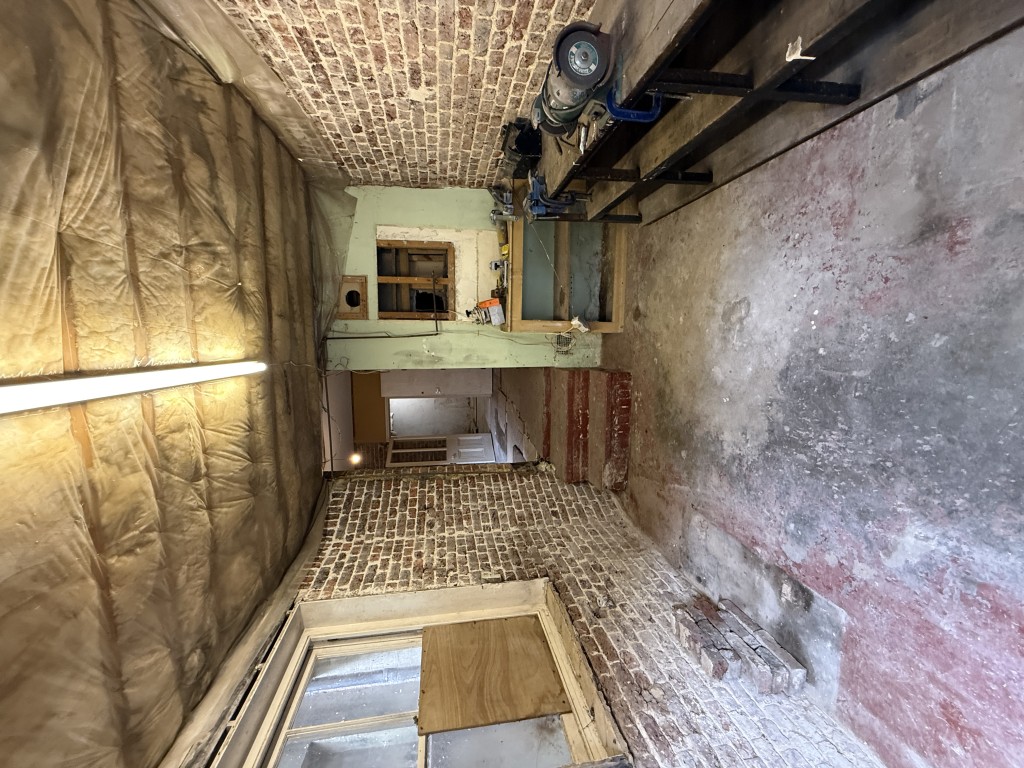 Lot: 44 - MIXED RESIDENTIAL AND COMMERCIAL BUILDING WITH POTENTIAL - Entrance to rear basemen room with utility area